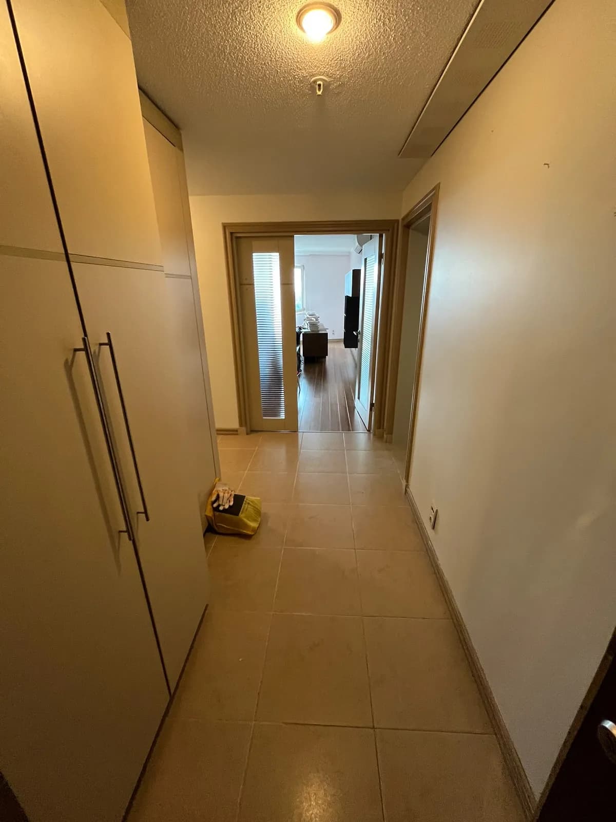 Kapı, pervaz ve duvarları yenilenen gerçek daire koridoru