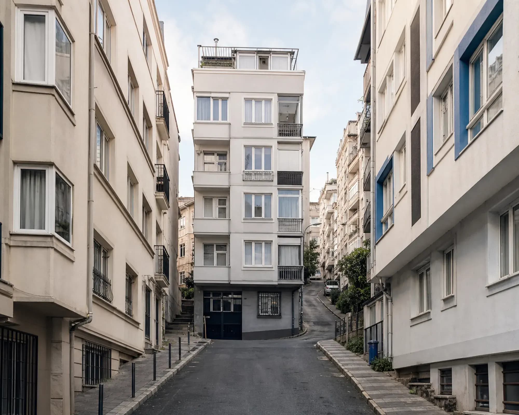 Beşiktaş'ta apartman cepheleri ve dar sokak dokusu