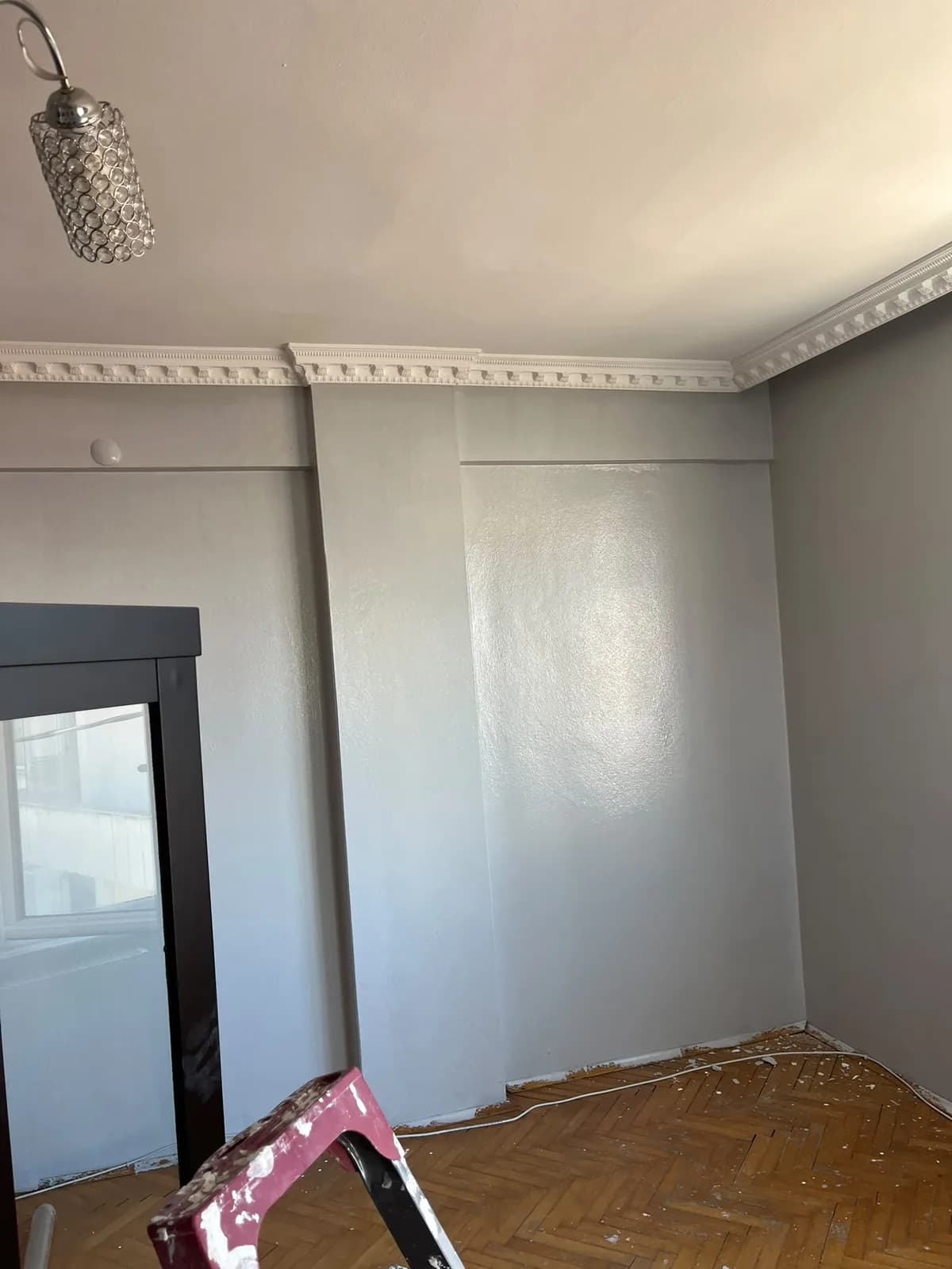 Gri tonlarda yenilenen iç cephe duvarı ve tavan silmesi