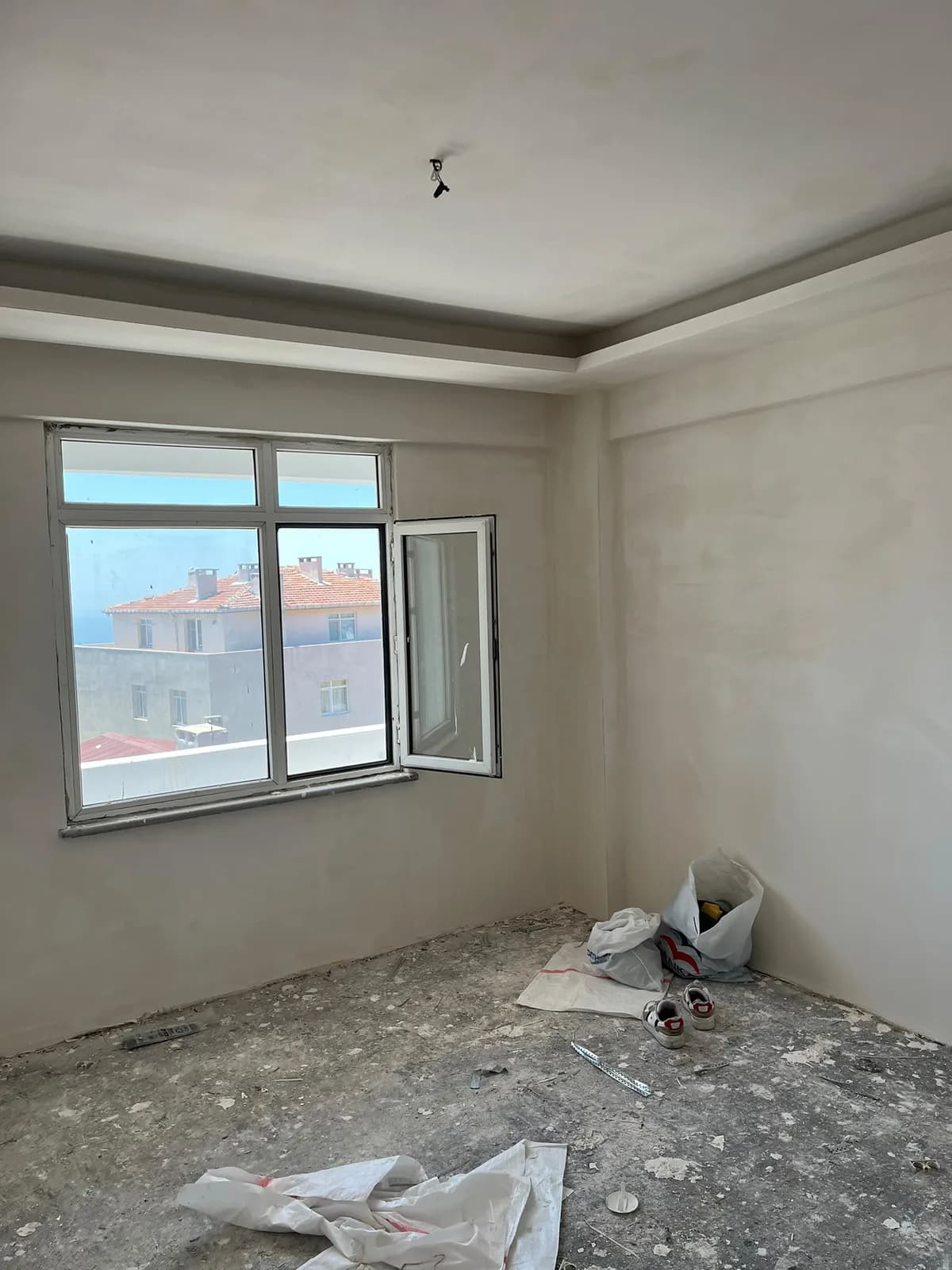 Saten alçı ve boya öncesi hazırlanan tavan ile duvarlar